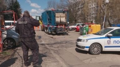 Боклукчийски камион блъсна жена и 3-годишно дете в София