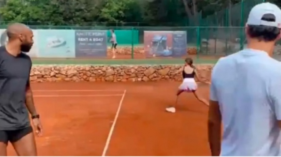 Роджър Федерер тренира с дъщеря си и Тиери Анри