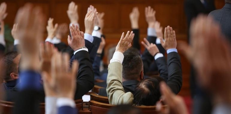 Депутатите гласуваха да запазят високите си заплати