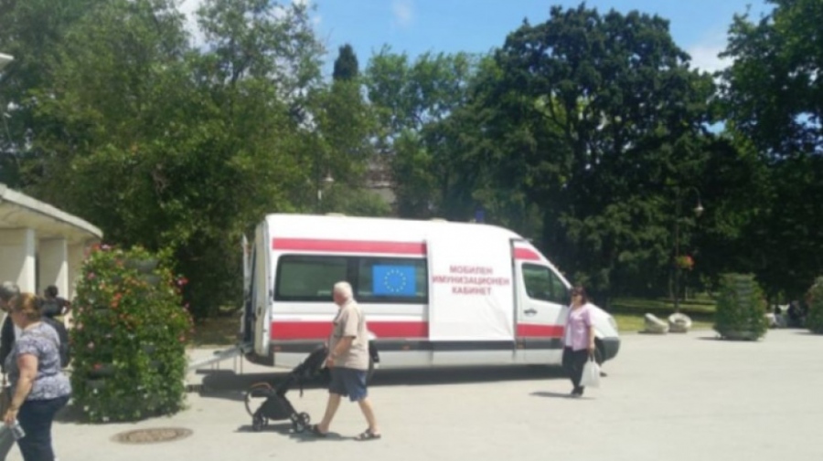 Прокуратурата проверява твърденията за нападение на мобилен пункт за ваксинация във Варна