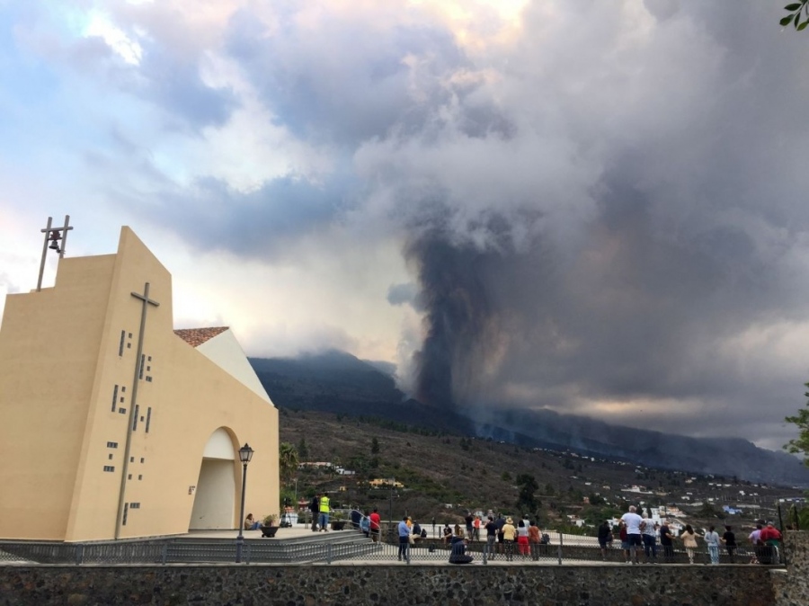 Вулканът на канарския остров Ла Палма бълва лава от нов отвор