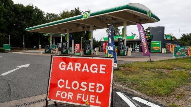 Повече от 2000 бензиностанции във Великобритания са затворени