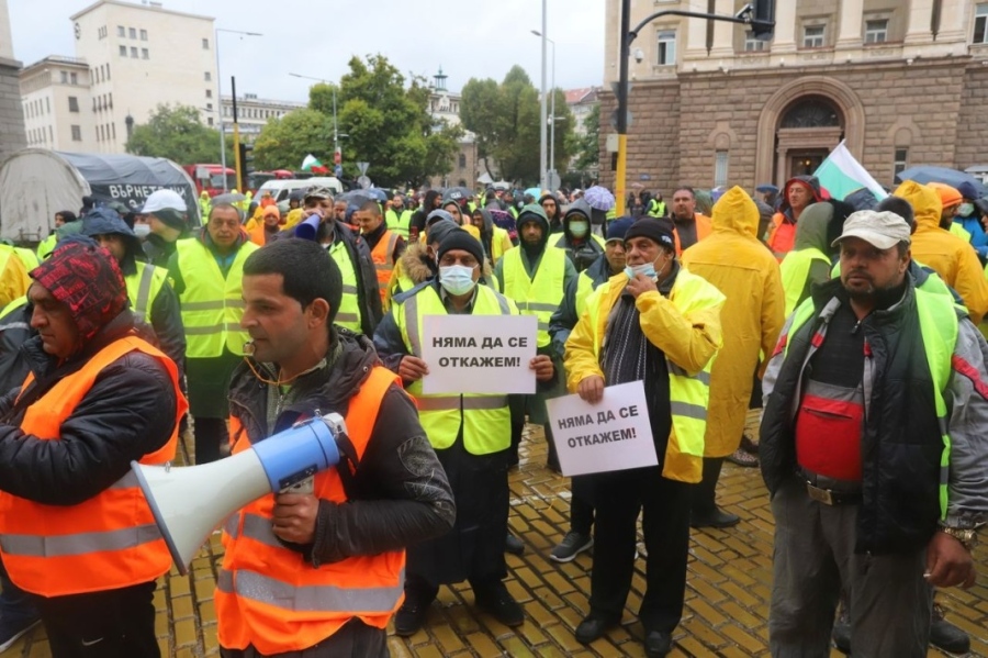 Протест на пътни строители блокира движението в триъгълника на властта