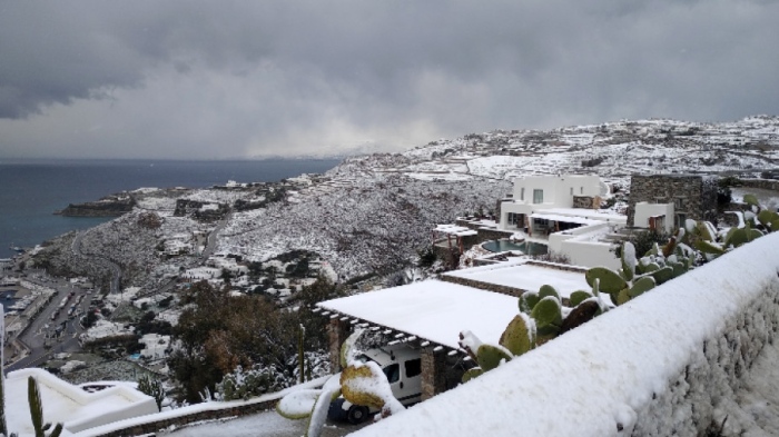 Сняг и студ в Гърция, затвориха училищата