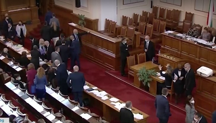 Депутатите намалиха окончателно членовете на КЕВР от 9 на 5