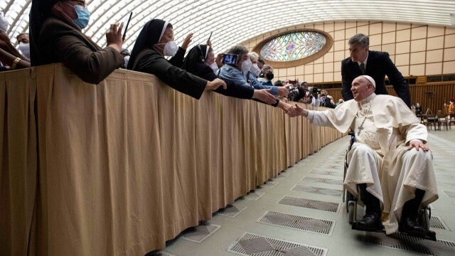 Папа Франциск се появи на публично събитие в инвалидна количка
