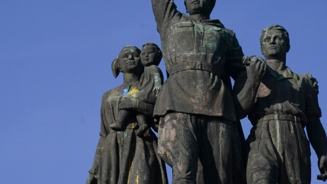 Боядисаха чрез дрон фигура на Паметника на съветската армия