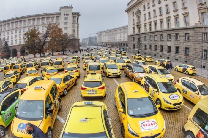 Таксиметровите шофьори дадоха срок на властта