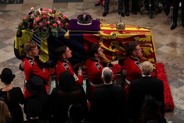 Гледайте церемонията за погребението на Елизабет II 