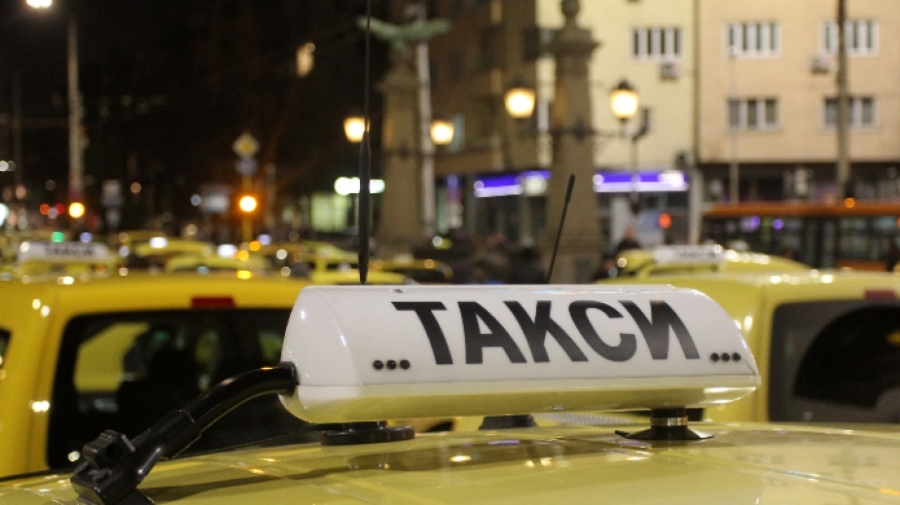 МВР за снощните протести след смъртта на таксиджията: Без задържани, но с обърнати контейнери