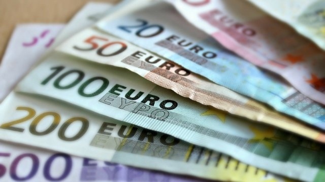 Доклад: Европейците обедняват с 3000 евро годишно