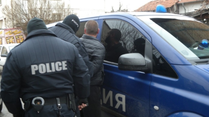 Задържаха колата с полска регистрация и 10 нелегални мигранти
