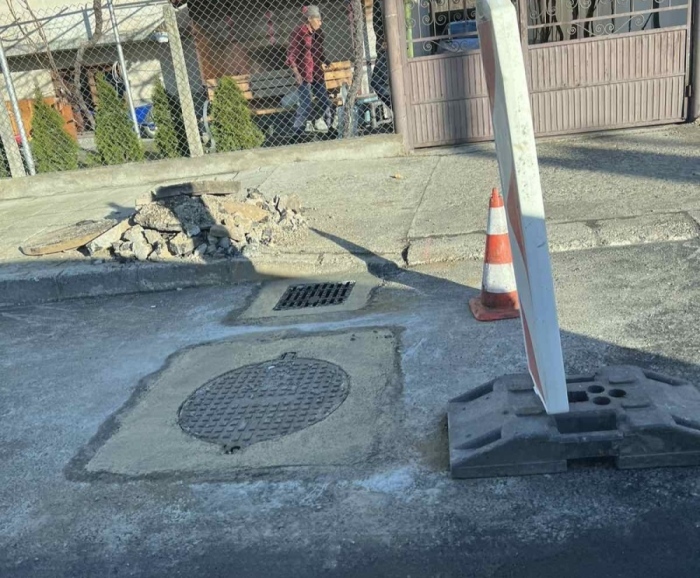 Новият асфалт по пътя за Банско вече е с кръпки заради забравени шахти