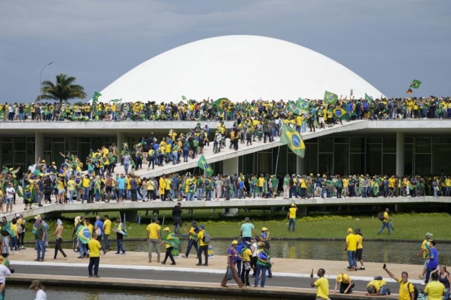 Привърженици на Болсонаро нахлуха в бразилския Конгрес