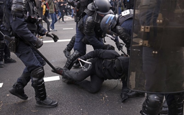 Протестиращи срещу Макрон подпалиха кметството в Бордо