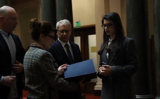 Бориславова към Атанасова: Ще счупим сглобката
