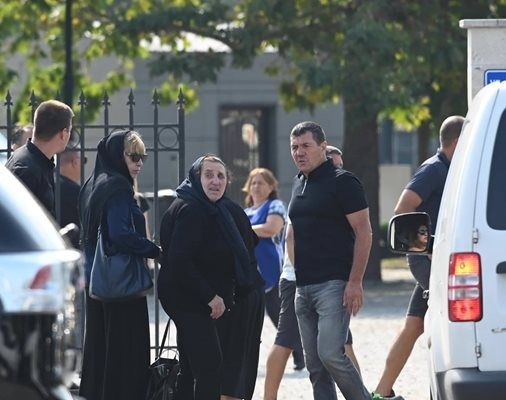 Братът на Алексей Петров - Огнян, майка му и подсъдимият с него Марчело Джотолов дойдоха за погребението