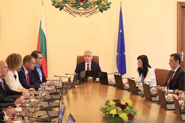 Денков: Няма да позволим поскъпване на тока до средата на 2024