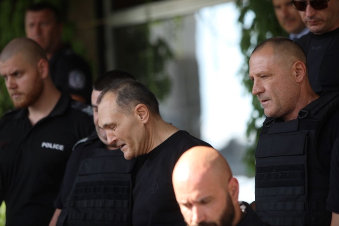 Божков се прибира вкъщи с електронна гривна, пуснаха го под домашен арест