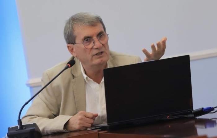 Министър Хинков е мислил за оставка. Депутат от ПП го насърчи да я подава