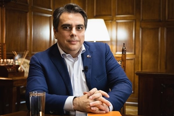 Асен Василев седна в премиерския стол, докато Денков и Габриел ги няма