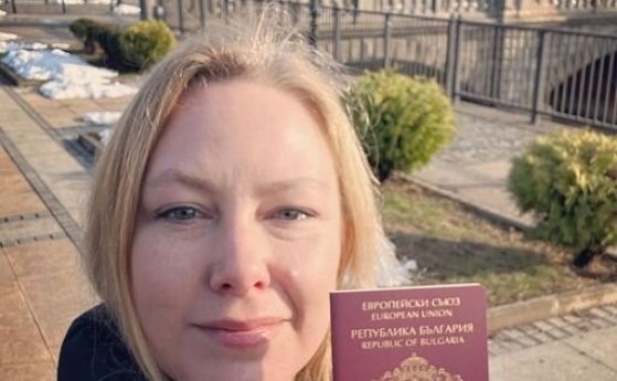 Линда Петкова показа новия си БГ паспорт