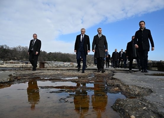 Премиерът инспектира свлачище на крайбрежната алея във Варна