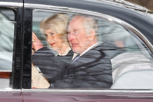 Крал Чарлз се завърна в Лондон след като беше диагностициран с рак