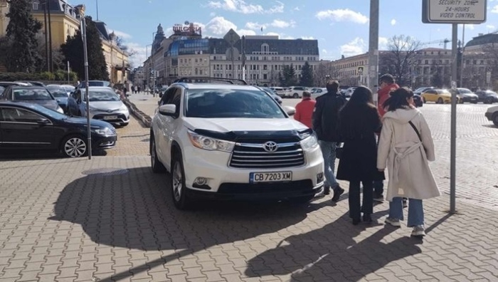 Румен Гечев препречи с колата си тротоара пред парламента