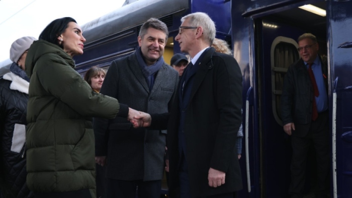 Денков и българска делегация пристигнаха в Киев