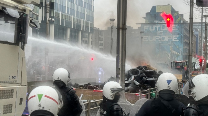 Фермерски протест: Запалени гуми и тор край евроинституциите