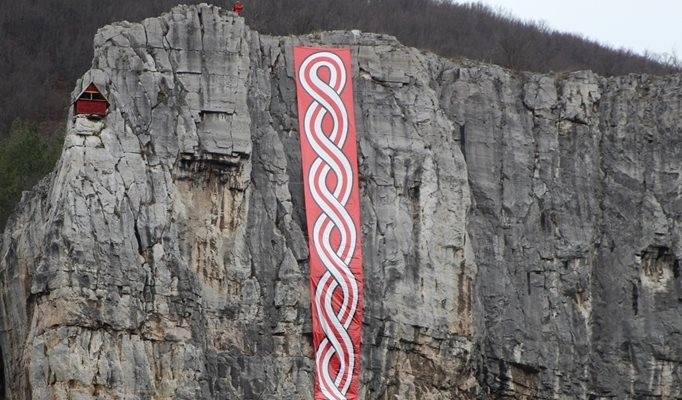 Гигантска мартеница украси скалите край Лакатник