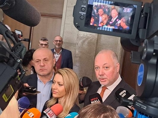 ГЕРБ: Прибързаха с оставката, защото Борисов е в чужбина, или за да ни тласнат към избори?