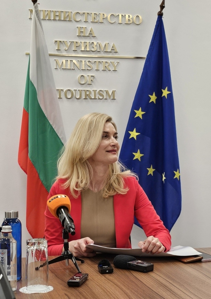 Най-големите туристически сдружения настояват Зарица Динкова да се оттегли като министър