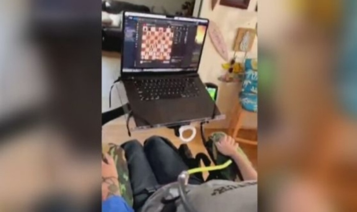 Компания на Мъск показа как парализиран мъж с чип в мозъка играе шах 