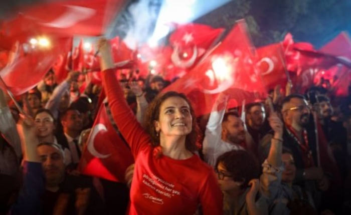 Опозицията смаза управляващата партия на местните избори в Истанбул