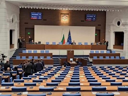 И депутатите ще гледат консултациите при Румен Радев, отложиха парламента
