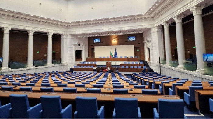 Парламентът заседава, обсъждат членове и председатели на комисиите