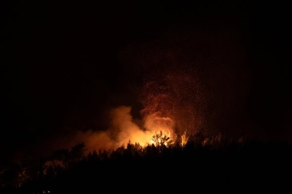 Масова евакуация на жителите в района на Атина, огънят погълна къщи 